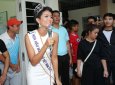 Hoa hậu H'Hen Niê ôm chầm lấy cô giáo khi thăm trường cũ ở Nha Trang