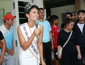 Hoa hậu H'Hen Niê ôm chầm lấy cô giáo khi thăm trường cũ ở Nha Trang
